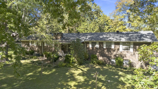 view of front of house featuring a front lawn