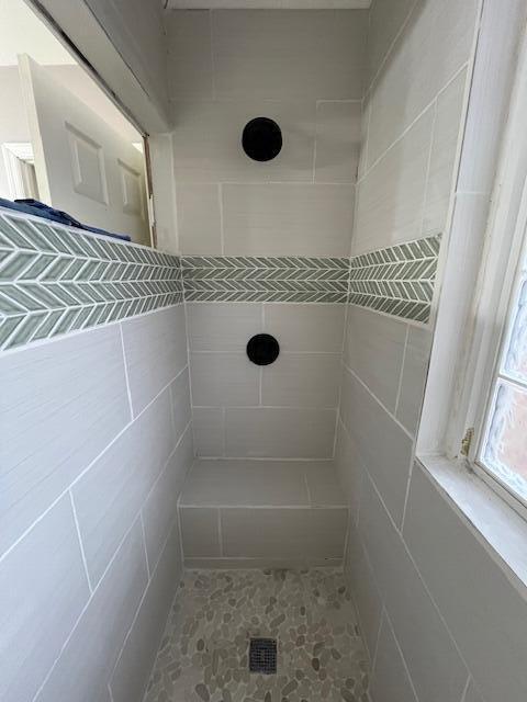 bathroom featuring tiled shower