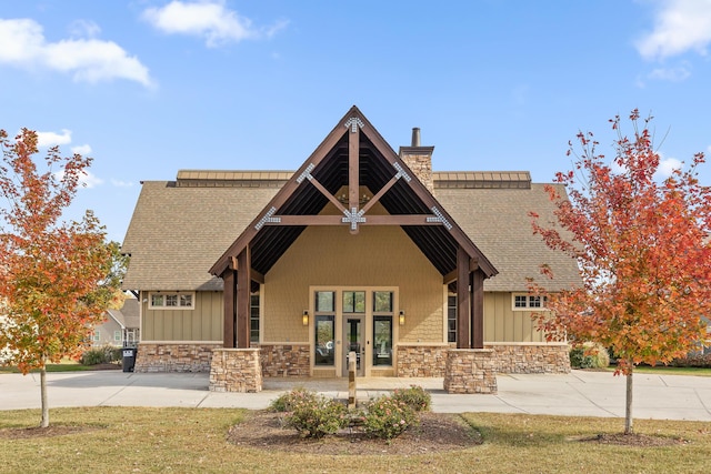 view of front of property featuring a front yard