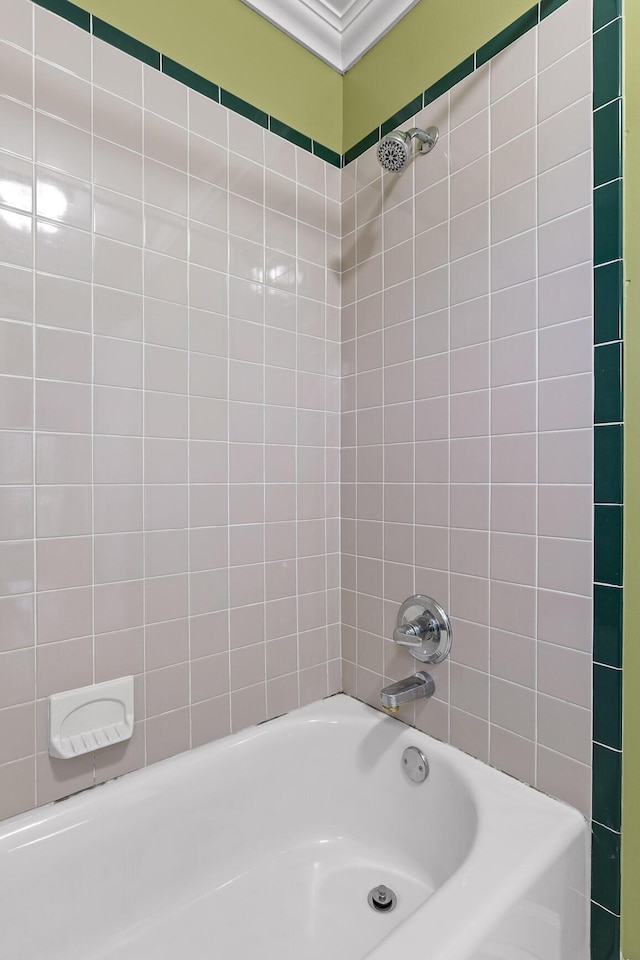 bathroom with tiled shower / bath