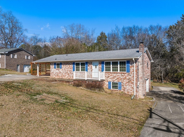 view of front facade featuring a garage, a carport, a porch, and a front yard