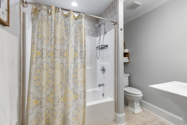 full bath featuring tile patterned floors, toilet, shower / bath combo with shower curtain, baseboards, and visible vents