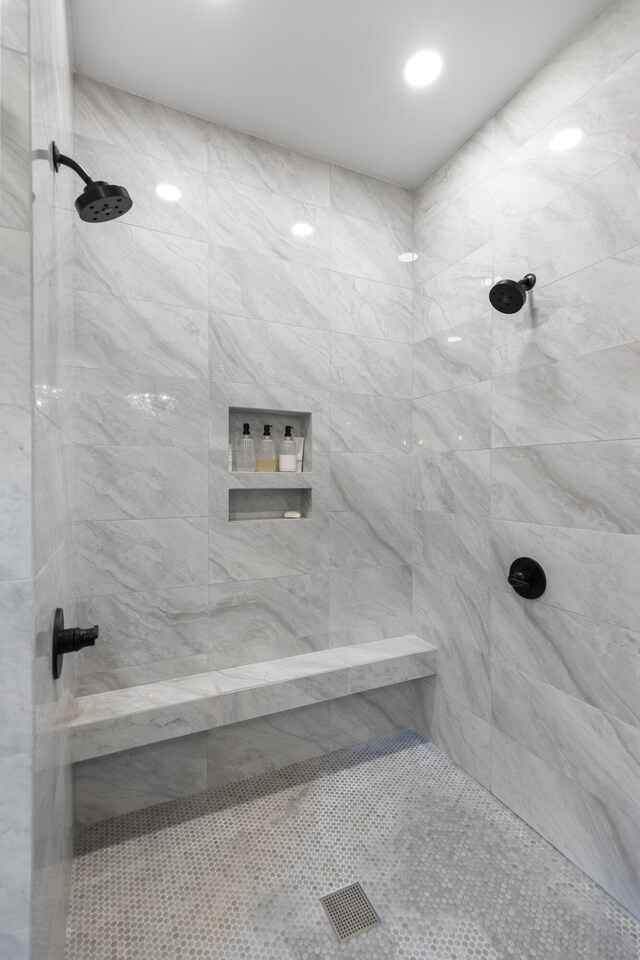 bathroom featuring a tile shower