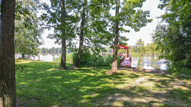 view of yard featuring a water view