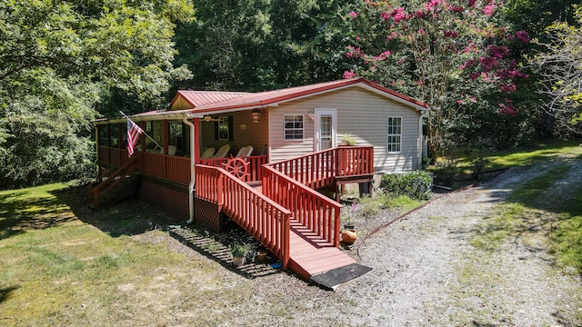 view of front of house featuring a front lawn and covered porch