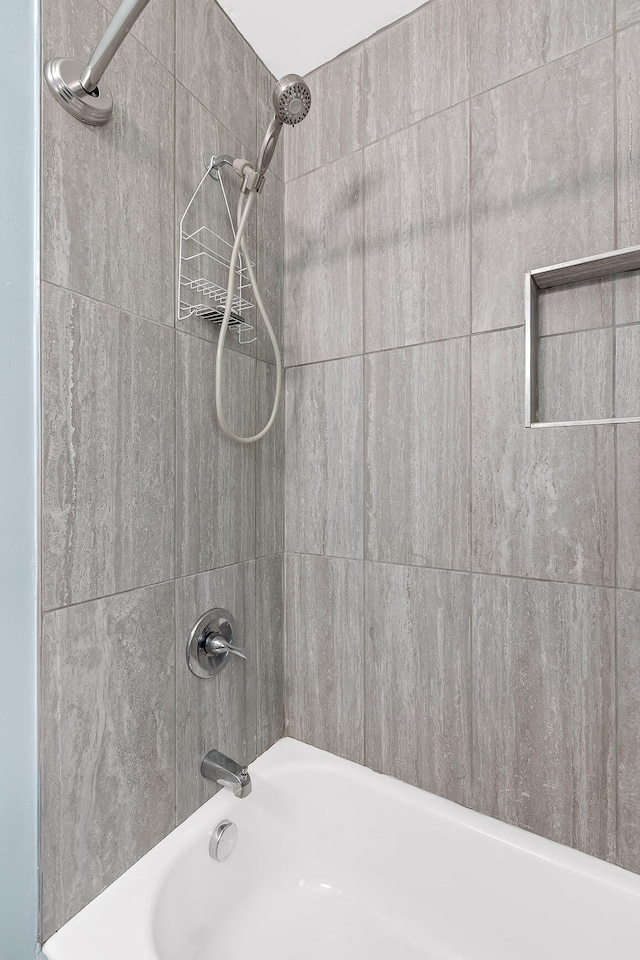 bathroom with tiled shower / bath