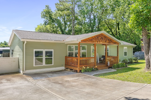 view of front facade with a porch and a front lawn