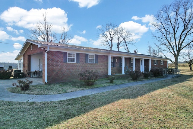 single story home with a front yard