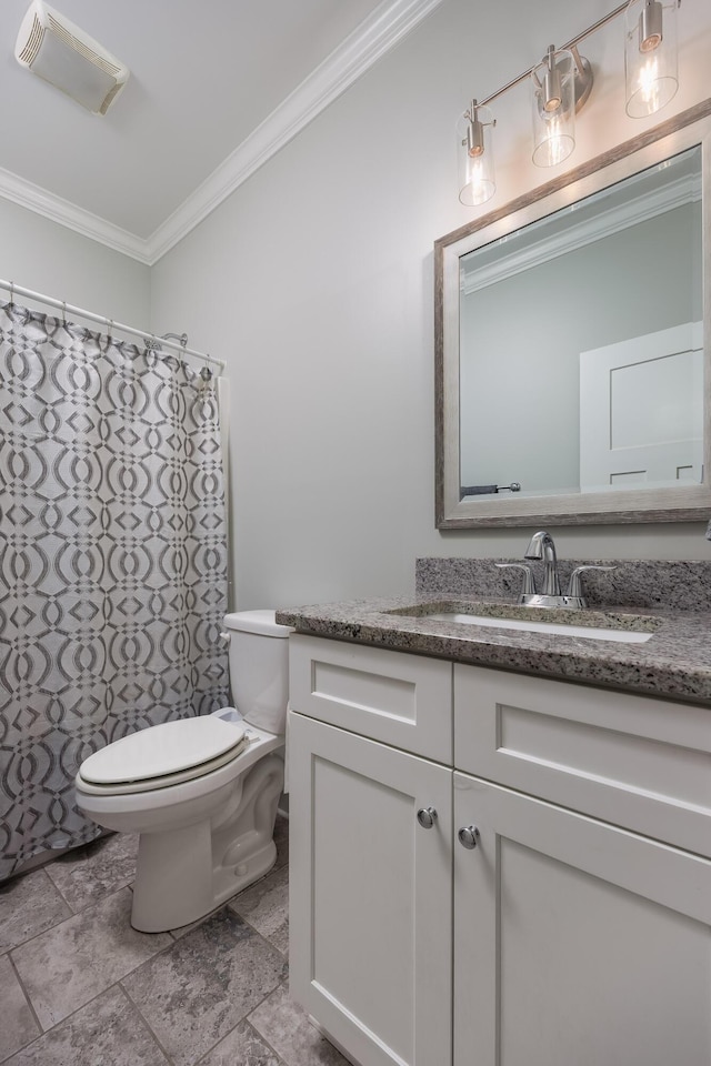 full bath featuring toilet, vanity, visible vents, ornamental molding, and a shower with curtain