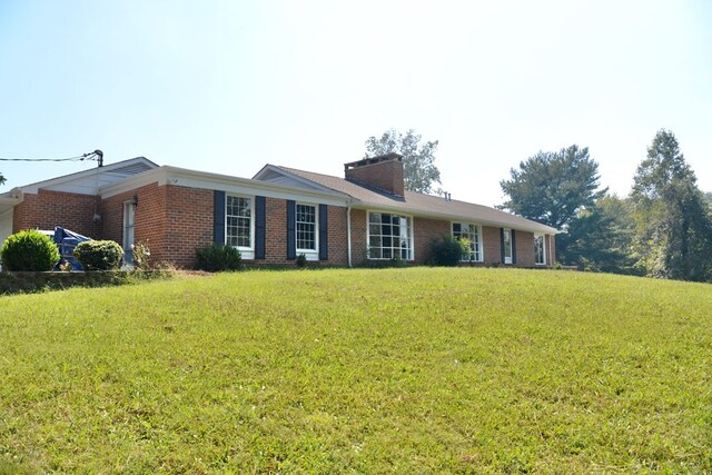 ranch-style home featuring a front yard