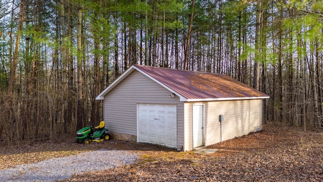 detached garage featuring gravel driveway