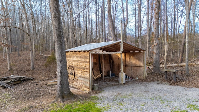 view of outdoor structure with an outbuilding