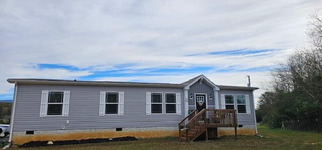 manufactured / mobile home with a front lawn