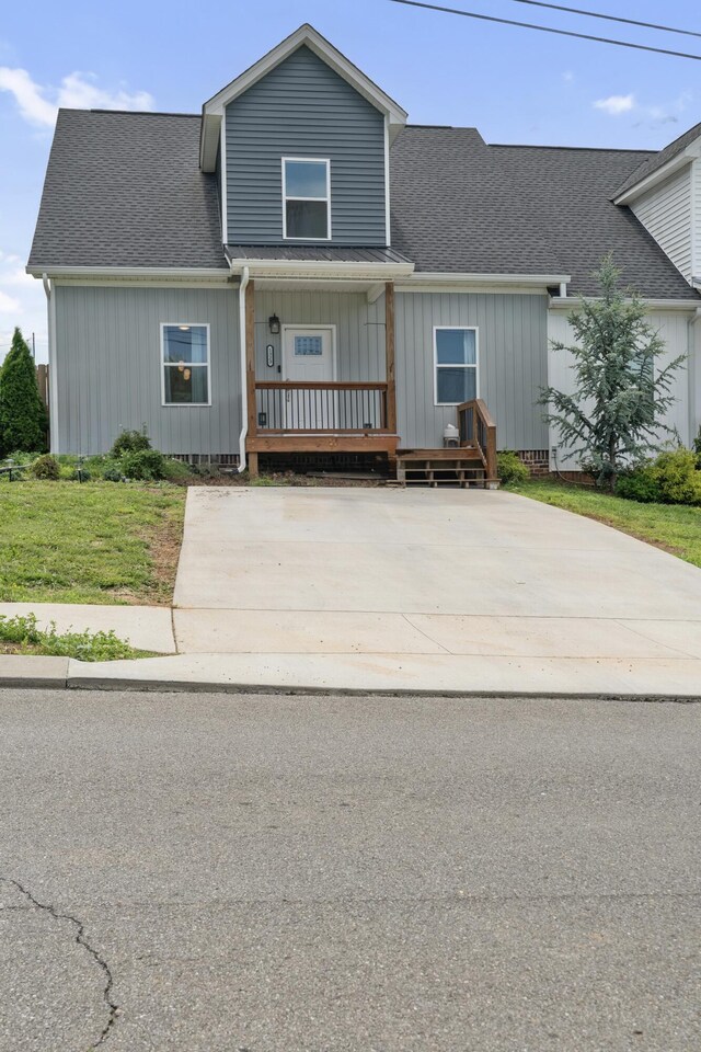 1323 Chippewa Ave SE, Cleveland, TN 37311 - view of front of home featuring a porch, a shingled roof, driveway, board and batten siding, and a front yard