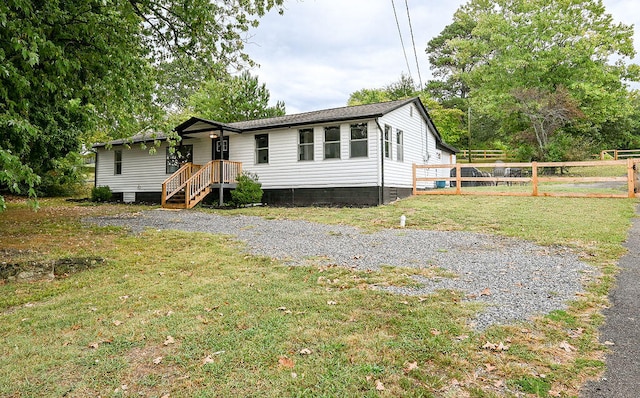 manufactured / mobile home featuring a front yard