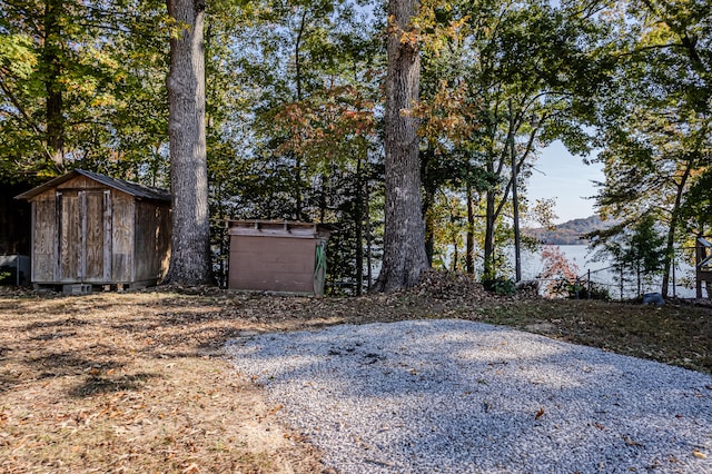 view of yard featuring a mountain view and a storage shed