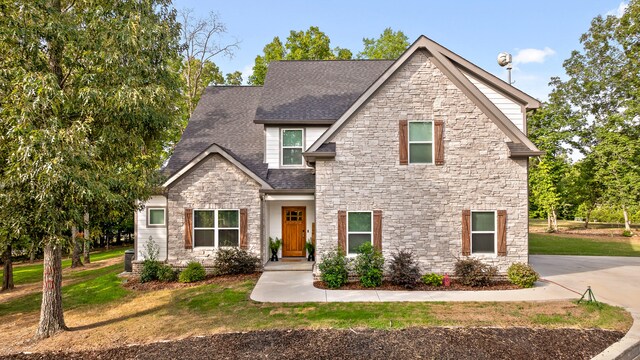 craftsman house featuring a front yard