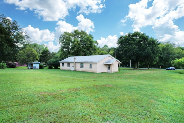 view of yard with a shed