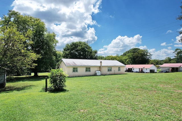 view of front facade with a front yard