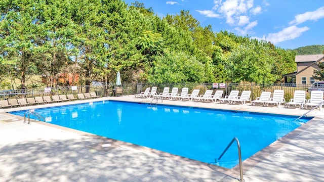 view of swimming pool