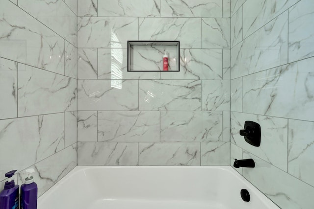 bathroom with tiled shower / bath combo