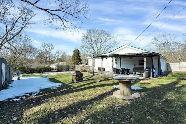 view of yard featuring a jacuzzi