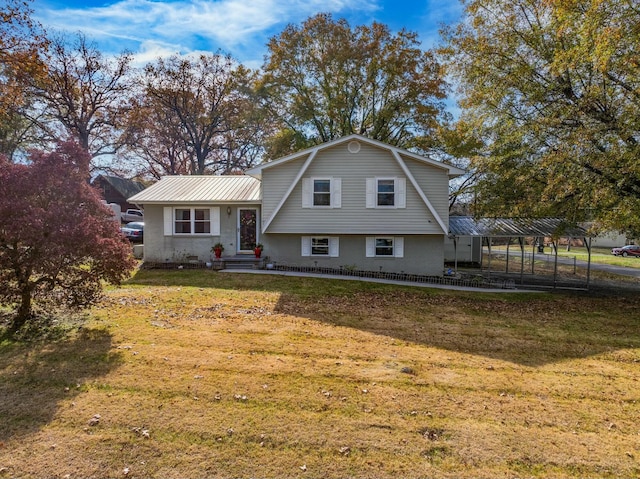 tri-level home featuring a front yard