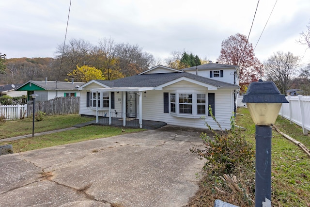 view of front facade with a front yard