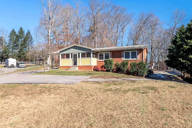 single story home with a front lawn