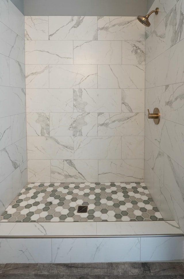 bathroom featuring a tile shower