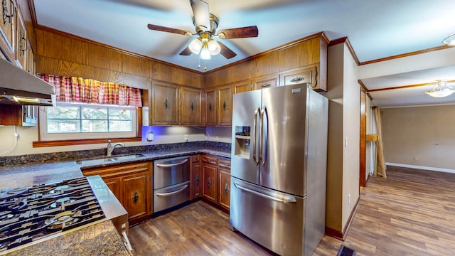 kitchen with ceiling fan, sink, dark wood-type flooring, gas stovetop, and stainless steel fridge