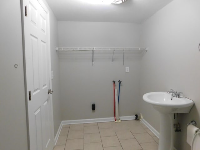 laundry room with washer hookup and light tile patterned floors