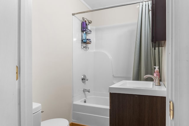352 W Rhea Ave, Spring City, TN 37381 - bathroom featuring shower / tub combo with curtain and vanity