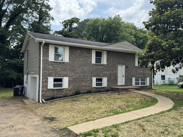 1956 Sun Hill Rd SW, Cleveland, TN 37311 - split foyer home featuring a garage, brick siding, a front yard, and driveway