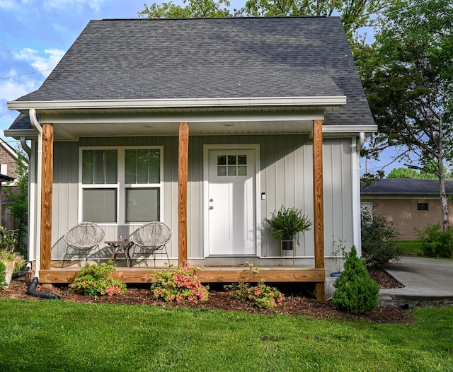 view of front facade featuring a front lawn