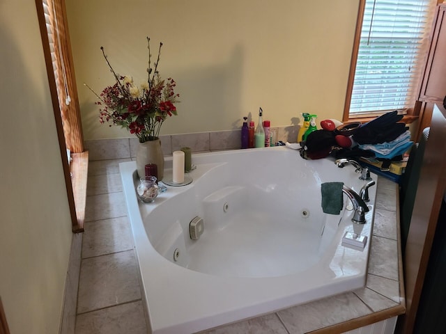 7054 Ski Club Rd, Harrison, TN 37341 - bathroom featuring a tub with jets