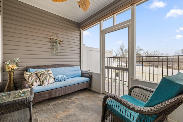 sunroom with ceiling fan