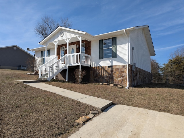 view of front of home with a porch and a front lawn