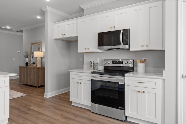 kitchen featuring stainless steel appliances, crown molding, light wood-style flooring, light countertops, and baseboards