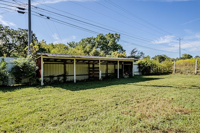 view of yard with an outbuilding