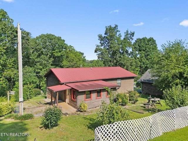 view of front of property featuring a front yard