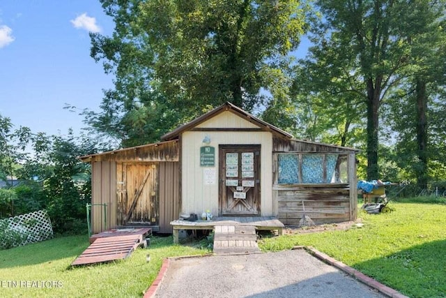 view of outbuilding featuring a yard