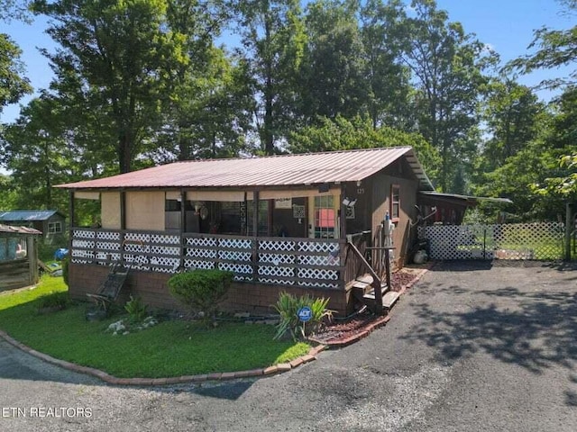 view of front of property featuring an outdoor structure