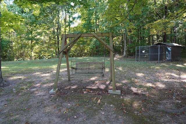 view of yard with an outbuilding