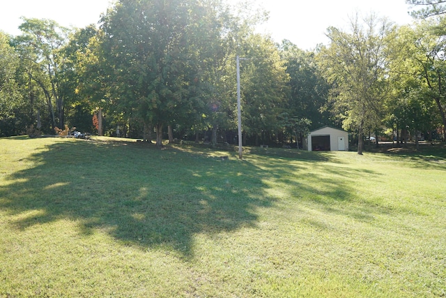 view of yard with an outbuilding and a garage