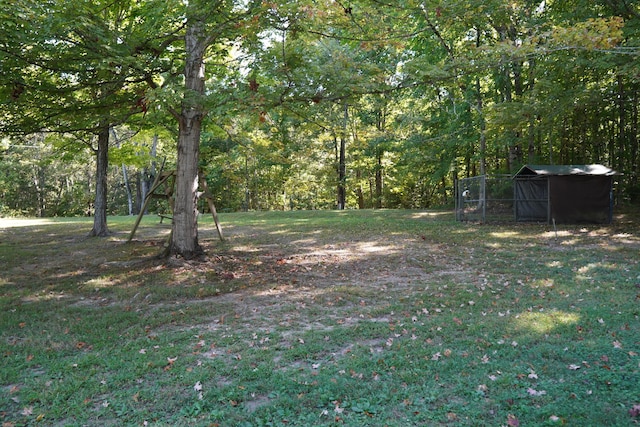 view of yard featuring a forest view