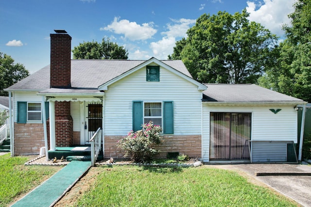 view of front of property with a front yard