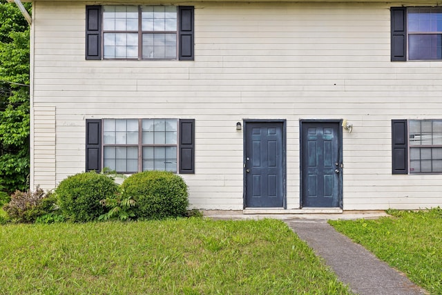1640 Thrasher Pike, Hixson, TN 37343 - view of front of house featuring a front lawn