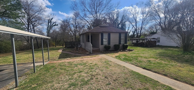 view of yard featuring a carport