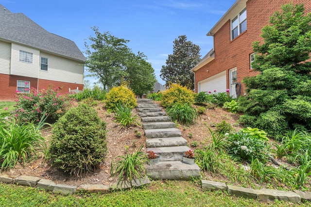 1028 Ivy Manor Ct, Hixson, TN 37343 - view of yard featuring an attached garage